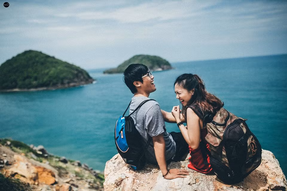 Chàng và nàng tính cách trái ngược nhau, trong khi nàng năng động, hoạt bát, tươi vui thì chàng lại khá trầm tính, ít nói. Vậy nên khi yêu nhau họ trở thành cặp đôi bá đạo, khi quyết định kết hôn họ cho ra đời bộ ảnh cưới “như phá hoại” đầy hài hước và vô cùng đáng yêu.
