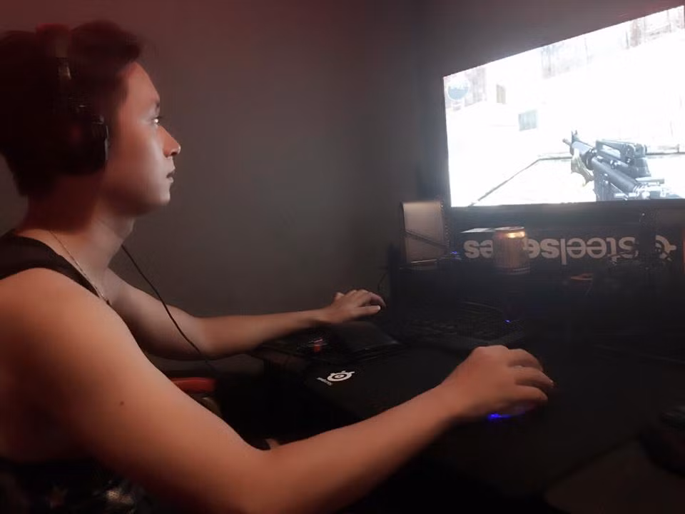 Quang Huy cho biết anh chơi và thi đấu chuyên nghiệp game Đột Kích và khoảng thời gian trước năm 2013 thì anh thường xuyên đi thi đấu ở nhiều nơi. Do đã yêu Nguyệt Anh được 4 năm, hai người vốn quen trao nhau những cử chỉ quan tâm, thể hiện tình yêu thương nhẹ nhàng, gần gũi nên việc được Nguyệt Anh chăm sóc, đút thức ăn cho Quang Huy trong khi đang thi đấu với hai người hoàn toàn là điều bình thường.