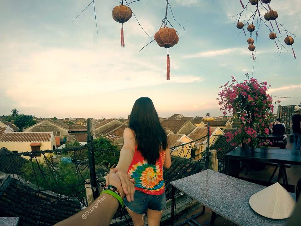 Ngoài những bức ảnh hấp dẫn với khung cảnh đẹp và dáng vẻ tự nhiên của nữ nhân vật chính, dân mạng, bạn bè của Dũng và Trang còn rất ấn tượng với những bộ đồ, phong cách thời trang mà mà Trang Cao mang trên mình. Theo tiết lộ của chủ nhân bộ ảnh thì những bộ đồ này đều mang phong cách bohemien và phần lớn đều do Trang Cao tự tay thiết kế.