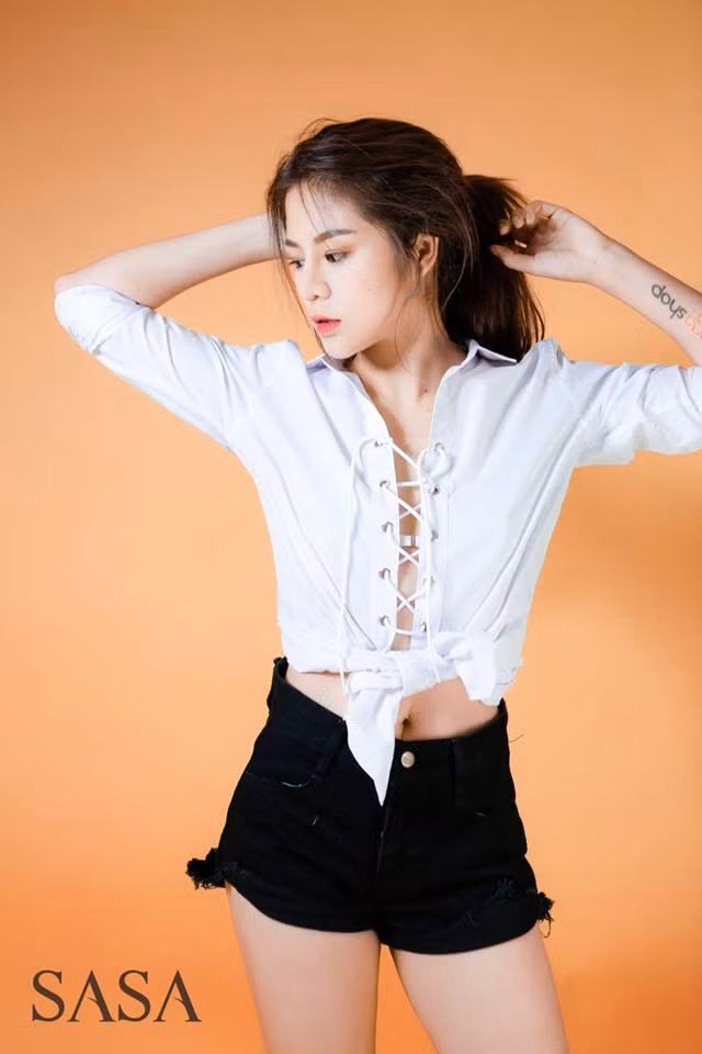 Trong thời gian kinh doanh, sẽ không tránh được biến cố thăng trầm, Nguyên Sa thổ lộ, có những thời điểm cô tưởng chừng sẽ đánh mất tất cả, cả gia đình và sự nghiệp do chính tay mình gây dựng. Nhưng sóng gió giờ đã qua đi, sau khi ly hôn với chồng, bà chủ trẻ hiện tại đang hạnh phúc bên cạnh cậu con nhỏ và công việc kinh doanh lại có thể phát triển trở lại. Ảnh trong bài: Facebook nhân vật.