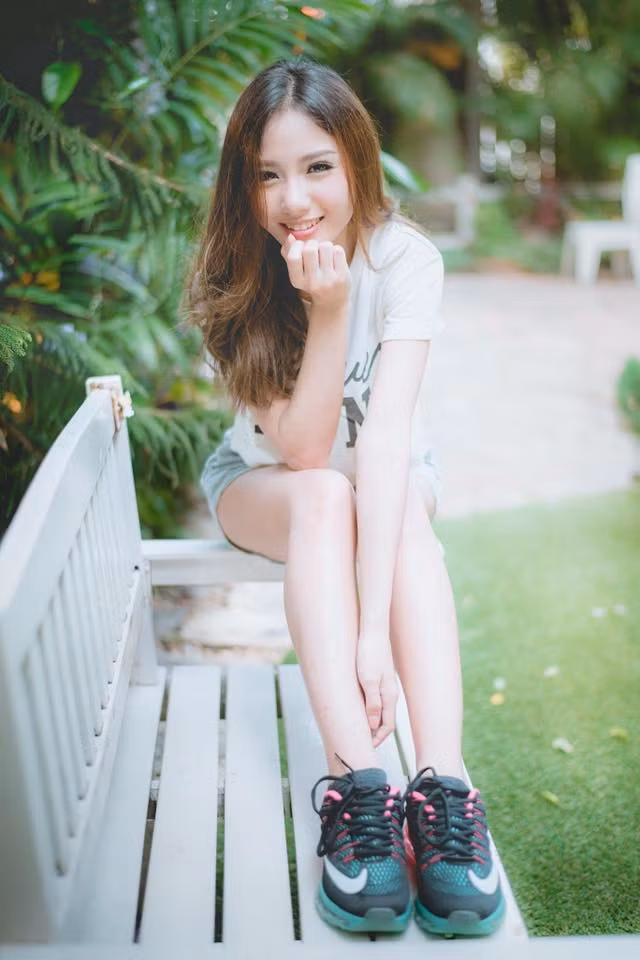 Không phải cứ là chân dài thì các cô gái mới có thể nổi tiếng. Tuy Namkhing Kanyapak chỉ cao 1m56 và nặng 46kg nhưng nhờ chăm chỉ tập luyện cô nàng cũng sở hữu thân hình vô cùng quyến. Cô là mẫu bạn gái mà nhiều chàng trai mơ ước, xinh đẹp, cuốn hút, ngoan hiền, biết yêu thương chăm sóc mọi người.