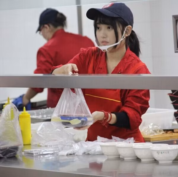 Cách đây không lâu, trên QQ cũng đăng tin về “Nữ thần căn tin”, Lý Loan sinh viên năm hai của Học viện Quảng Lăng trực thuộc Đại học Dương Châu.