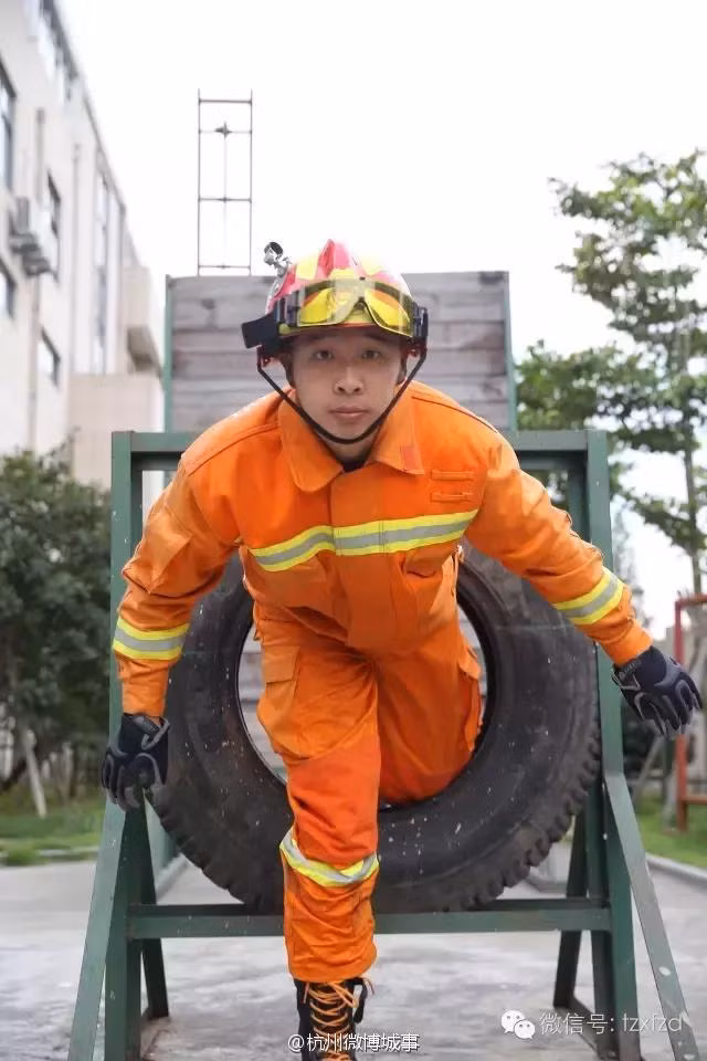 Sau khi những bức hình của chàng lính cứu hỏa Trung Quốc được đăng tải, nhiều dân mạng đã bày tỏ sự xót xa, đồng cảm và hiểu hơn về sự vất vả của các chiến sỹ.