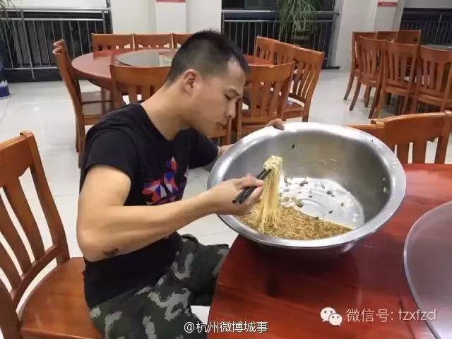 Mới đây trên diễn đàn Weibo đã liên tục xuất hiện những hình ảnh thu hút sự chú ý của dân mạng liên quan đến cảnh tượng chàng lính cứu hỏa ăn cả chậu mì tôm khổng lồ. Theo trang tin của Trung Quốc, được biết chàng lính cứu hỏa đó tên là Bowen Ming, anh tham gia quân đội từ năm 2011 với cấp bậc hạ sĩ, hiện đang công tác tại phòng chữa cháy thuộc tỉnh Chiết Giang, Trung Quốc.