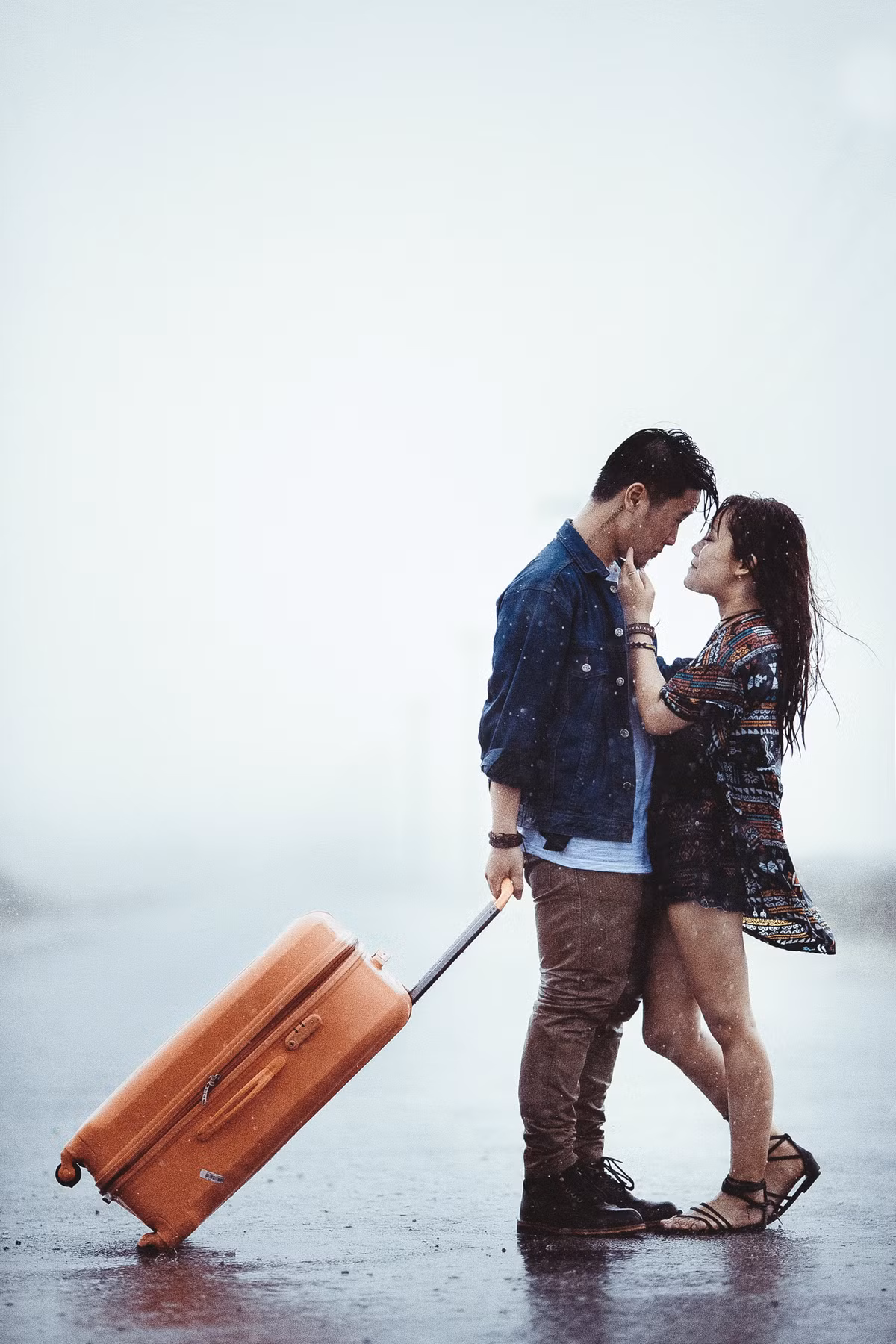 Bộ ảnh của Minh Hiên và Công Hải cũng vậy, diễn biến xấu của thời tiết không hề cản trở công việc chụp ảnh, ngược lại chính nó đã trở thành điểm nhấn đầy thú vị, góp phần tạo nên cái “phiêu”, cái “chất” trong từng bức ảnh.