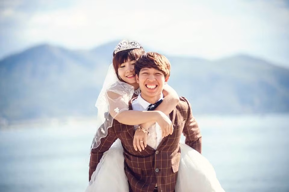 Thời gian anh Đức xin bố mẹ làm đám cưới thật rất căng thẳng, bản thân mình nghĩ chắc không thể nào thành công được nhưng bất ngờ đến một ngày bố anh Đức điện cho mình và hỏi lại… muốn bao giờ cưới sau đó định ngày thành hôn luôn”, nữ phượt thủ 9X kể tiếp về chuyện tình "ly kỳ" của mình.