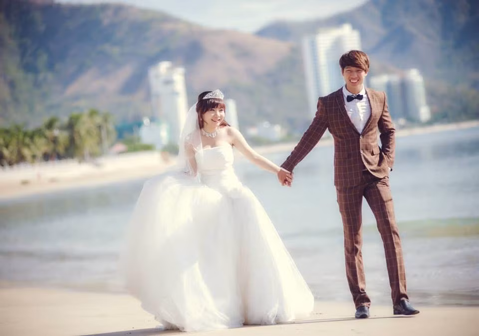 “Ấy vậy mà anh về nói với gia đình thật. Bố mẹ anh tưởng lúc đó anh bị khùng vì mới 20 tuổi, chưa thể tự lo về kinh tế đã đòi lấy vợ. Do mấy ngày liền đòi cưới quá nên bố mẹ gọi mình sang nói chuyện. Lúc đầu khi biết mình lớn hơn đến 5 tuổi, bố mẹ anh ấy sốc toàn tập, đến mức lắp bắp nói không thành lời.