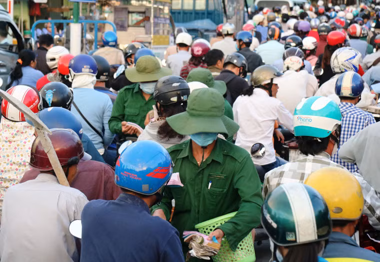 Trong khi đó tại bến phà Cát Lái, hướng bờ quận 2, TP HCM về Nhơn Trạch, tỉnh Đồng Nai để đi các điểm du lịch như Vũng Tàu, Mũi Né (Bình Thuận) lượng phương tiện cũng tăng đột biến. Nhân viên bến phà được huy động xuống đường bán vé cho người dân nhằm giảm áp lực tại bến phà.