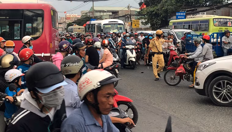 Càng về chiều tối lượng xe cộ càng đổ về đông đúc.