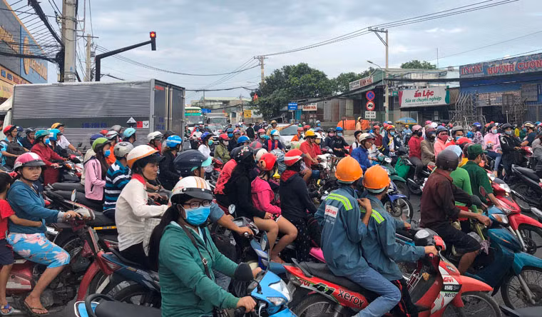 Trước tình hình giao thông nói trên và nhận định có khả năng tiếp tục diễn biến phức tạp khi chiều tối, chỉ huy các Đội CSGT như Tân Túc, Phú Lâm, An Lạc…đã trực tiếp xuống hiện trường cùng hàng chục cán bộ, chiến sĩ CSGT tham gia điều tiết, phân luồng giao thông tại các giao lộ để đảm bảo việc đi lại của người dân.