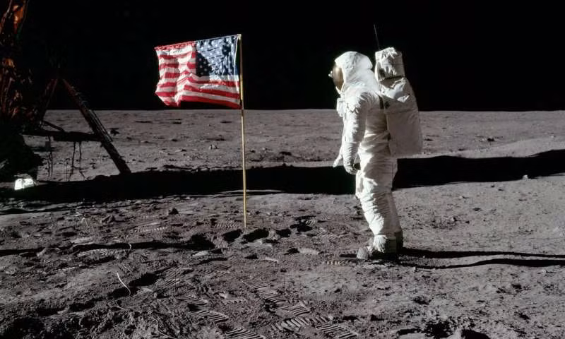 Thêm nữa, khi ấy, Mỹ đạt được nhiều thành công với Chương trình Apollo trong lĩnh vực chinh phục vũ trụ.