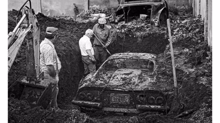 Ngay sau khi thông báo với cảnh sát, chiếc xe được xác định là bị đánh cắp. Những tên trộm có thể chôn chiếc xe xuống lòng đất vì sợ bị phát hiện tội ác.