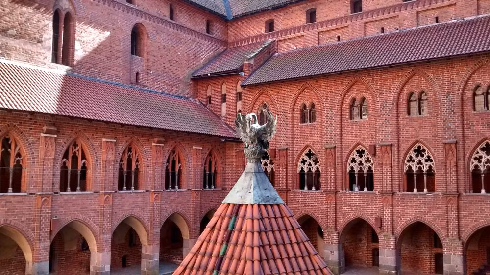 Vì vậy, lâu đài Malbork dần trở thành lâu đài có diện tích lớn nhất thế giới với kích thước lên tới 143.591 m2. Do đó, lâu đài Malbork có từ thế kỷ 13 có rất nhiều phòng với sức chứa khoảng 3.000 người.