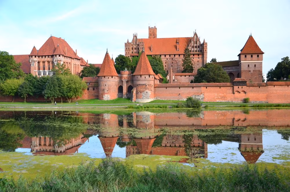 Lâu đài Malbork trở thành lâu đài xây bằng gạch lớn nhất thế giới. Công trình được thi công từ năm 1275.
