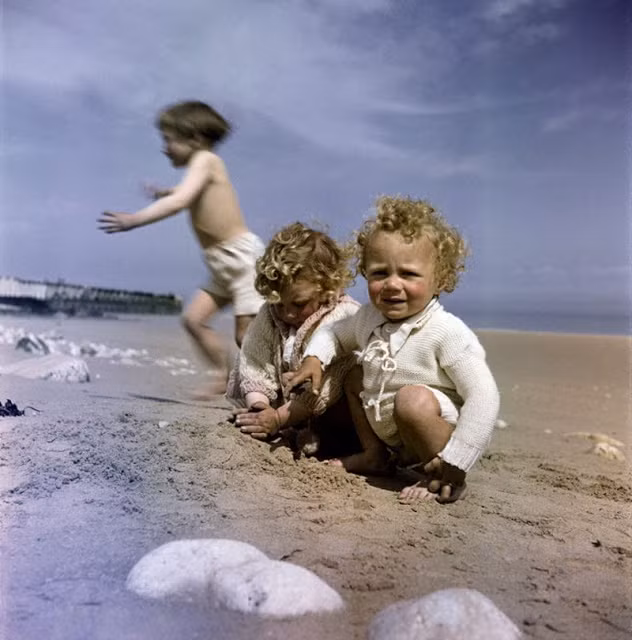 Trẻ em vui đùa hạnh phúc trên bãi biển Omaha năm 1947.