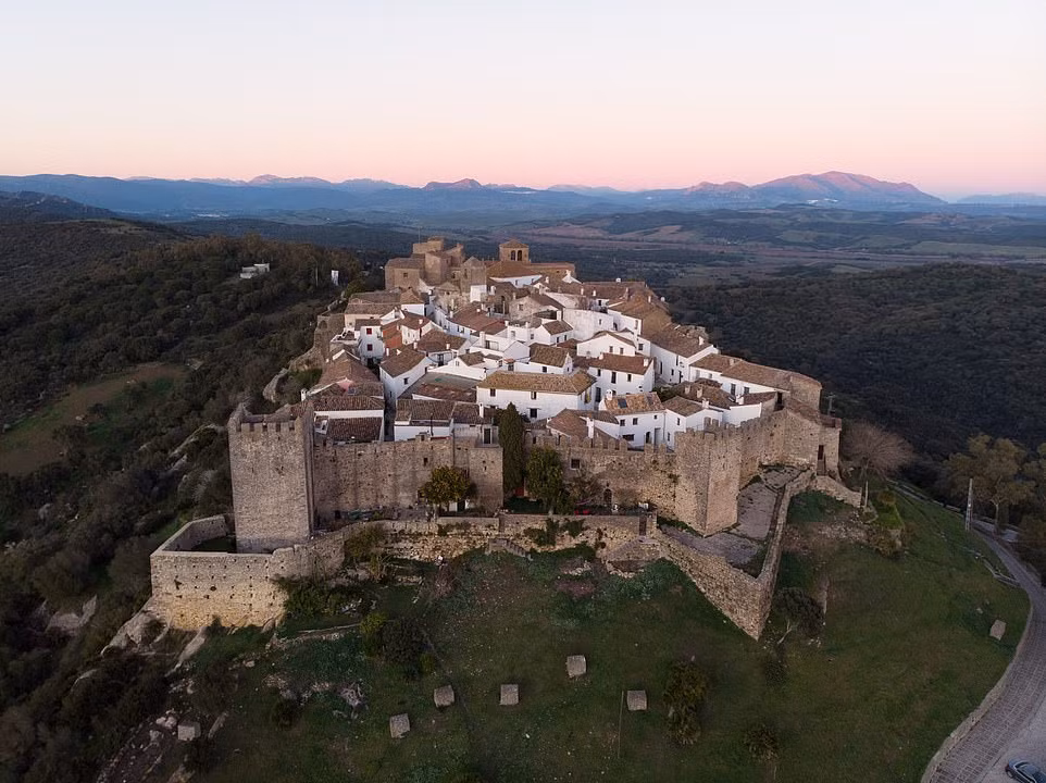 Castellar de la Frontera là một trong những ngôi làng đẹp như tranh vẽ ở Tây Ban Nha. Nơi đây nằm trên đỉnh đồi nổi bật với những ngôi quét vôi trắng tinh và mái nhà màu nâu.