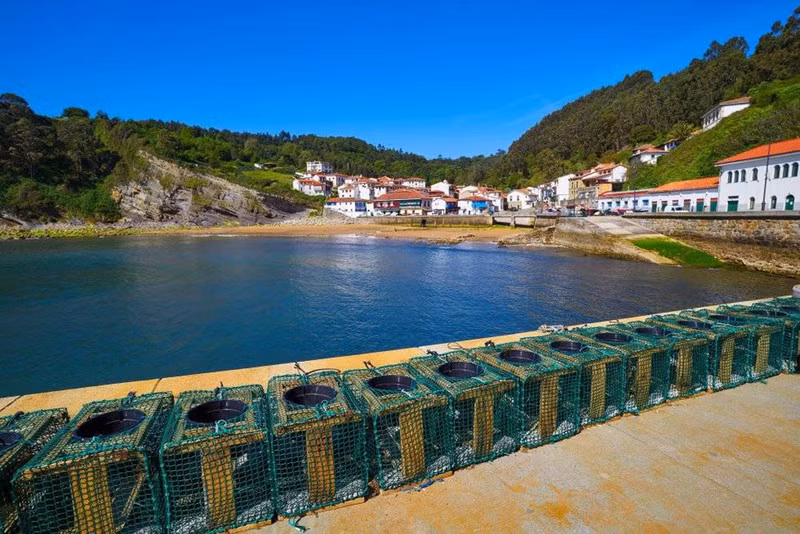 Làng Tazones (Asturias) nằm gần cửa sông Villaviciosa. Nơi đây được nhiều người biết đến khi Hoàng đế La Mã Carlos V đặt chân đến. Những ngôi nhà với những màu sắc rực rỡ nổi bật giữa thiên nhiên hùng vĩ.