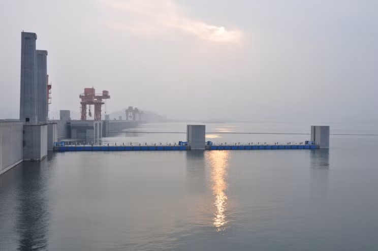 Đập thủy điện lớn nhất thế giới có chiều dài 2.355 m và đỉnh đập cao 185 m trên mực nước biển. Thành đập cao 181 m so với nền đá. Mực nước đập Tam Hiệp cao tối đa 175 m trên mực nước biển và cao hơn mực nước sông ở hạ nguồn 110 m.