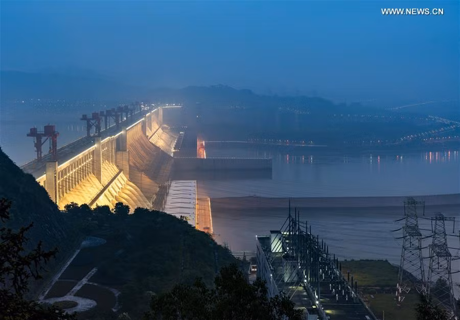 Vùng hồ chứa của đập Tam Hiệp có chiều dài trung bình khoảng 660 km, rộng 1,12 km và thể tích 39,3 km3. Tổng diện tích bề mặt nước lên tới 1.045 km2.