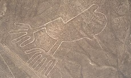 Theo giả thuyết này, những đường kẻ Nazca đóng vai trò giống như đường băng giúp phi thuyền (UFO) hạ cánh xuống mặt đất an toàn. Người ngoài Trái đất tạo ra những hình vẽ khổng lồ vì mục đích này.
