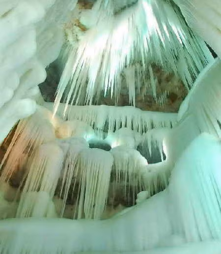  Hang động băng Ningwu còn được gọi là "Wanniandong" là địa điểm du lịch hút khách ở tỉnh Sơn Tây, Trung Quốc.