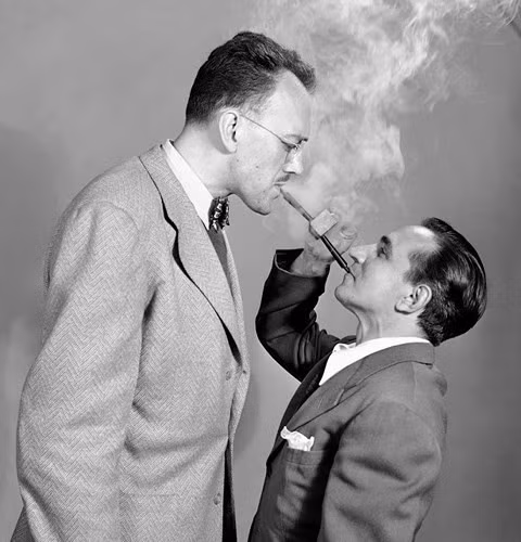 Tẩu hút thuốc đôi xuất hiện ở Mỹ năm 1949. Nhờ phát minh quái dị này, 2 người đàn ông có thể hút thuốc cùng lúc.