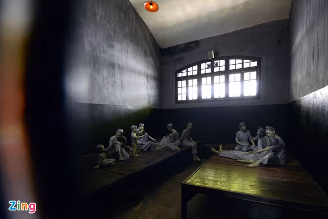 Năm 1954, những chiến sĩ cách mạng cuối cùng bị giam giữ tại Nhà tù Hỏa Lò được tự do.