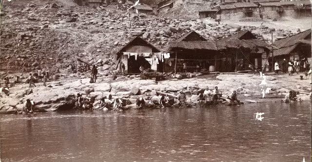 Sông Dương Tử hay còn gọi Trường Giang (nghĩa là sông dài) là sông dài nhất ở châu Á và là sông dài thứ 3 trên thế giới. Chính vì vậy, con sông này đóng vài trò quan trọng trong cuộc sống của người dân Trung Quốc hơn 100 năm trước. Trong ảnh là nhiều nhà cửa của người dân được dựng dọc sông Dương Tử. Hàng ngày, họ giặt giũ, tắm gội tại con sông này.