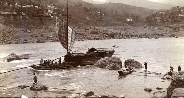 Những chiếc thuyền của ngư dân lênh đênh trên sông Dương Tử.