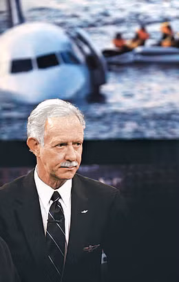 Vụ va chạm khiến 2 động cơ của máy bay bị hỏng. Trong tình huống ấy, cơ trưởng Sullenberger quyết định cho máy bay hạ cánh khẩn cấp.
