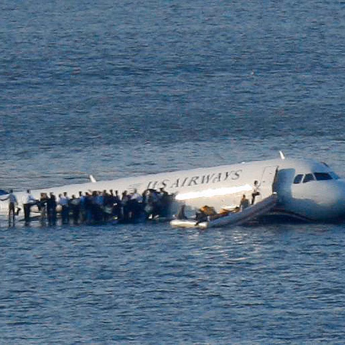 Quyết định này của cơ trưởng Sullenberger đã tạo ra "phép màu" cứu sống toàn bộ 155 người trên chuyến bay. Dù vậy, một số người trên chuyến bay bị thương nhẹ.