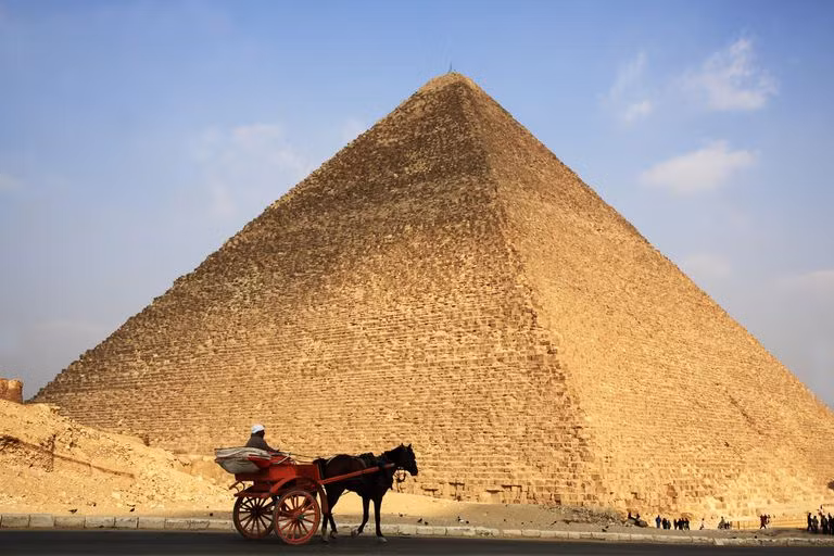 Kim tự tháp Giza quay mặt về đúng điểm Cực Bắc của Trái Đất. Theo các chuyên gia, đây là công trình hướng về Cực Bắc chuẩn xác nhất hơn bất cứ kiến trúc nào do con người tạo ra.