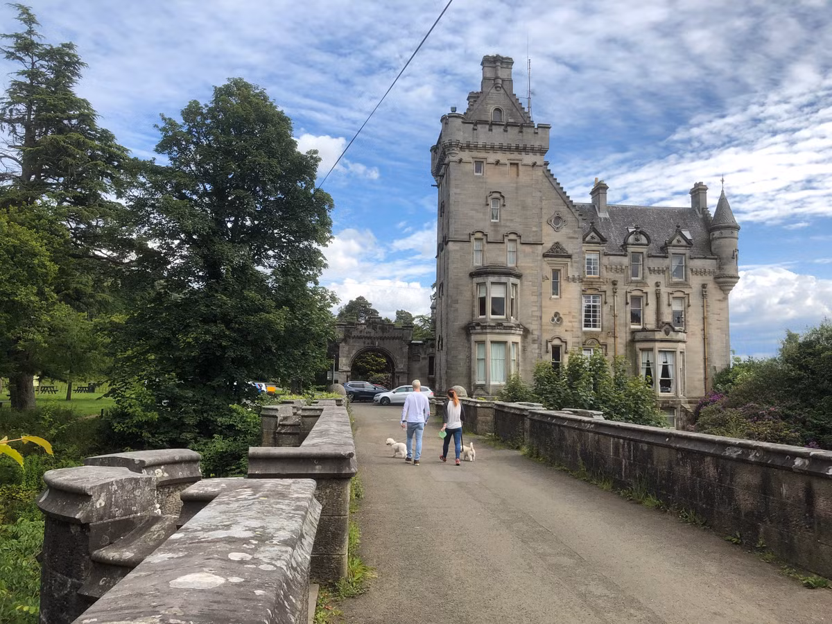 Nằm ở Milton, gần thị trấn Dumbarton, Scotland, cầu Overtoun là nơi nhiều con chó tìm đến cái chết hết sức bí ẩn.