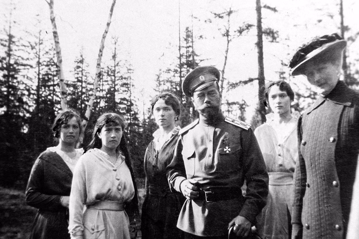 Thi thể của các thành viên trong gia đình Sa hoàng Nicholas II bị quẳng xuống một đường hầm dẫn đến mỏ trước khi bị đốt và chôn lấp vội vã.