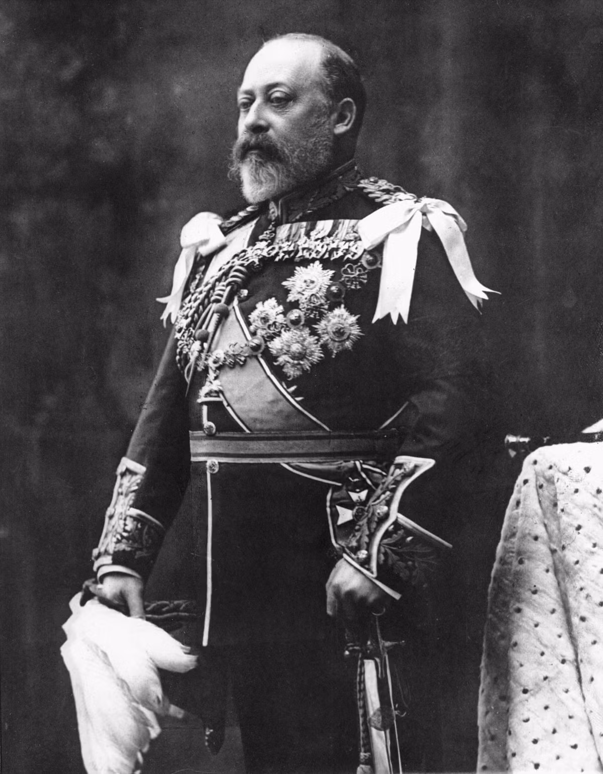 Bất chấp việc làm bố mẹ thất vọng, hoàng tử Edward VII trở thành khách hàng thường xuyên của La Chabanais - nhà thổ sang nhất châu Âu thời bấy giờ. Nhà thổ này nằm ở Paris, Pháp. Tại La Chabanais, ông tận hưởng khoảng thời gian vui chơi khoái lạc với gái làng chơi bất chấp thân phận hoàng tộc cao quý.