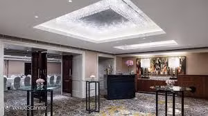 Dù bật đèn kiểm tra nhưng người khách này không phát hiện bất cứ ai. Hoảng sợ vì điều này, vị khách vội vã rời khỏi khách sạn ngay trong đêm.