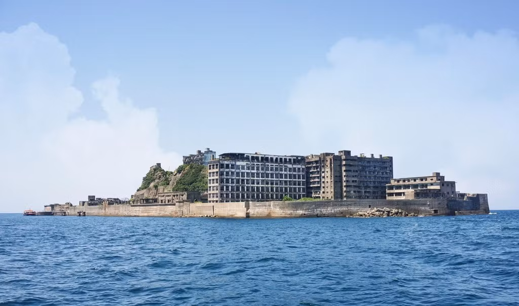 Hòn đảo Hashima từng là nơi vô cùng sầm uất vào thế kỷ 19 khi nơi đây có nhiều mỏ khai thác than.