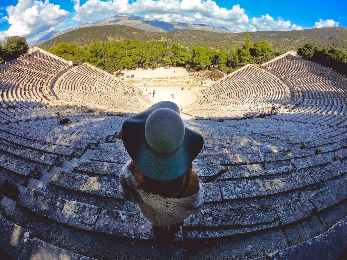 Chính vì vậy, người dân Hy Lạp thời cổ đại tin rằng khi xem biểu diễn tại nhà hát Epidaurus thì họ sẽ được thần Asclepius che chở.