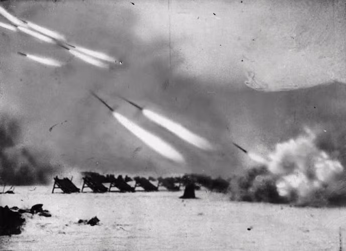 Trong 5 tháng đầu, lực lượng của Hitler chiếm ưu thế trên chiến trường. Tuy nhiên, quân và dân Liên Xô dũng cảm, kiên cường chống quân xâm lược và từng bước lật ngược tình thế.