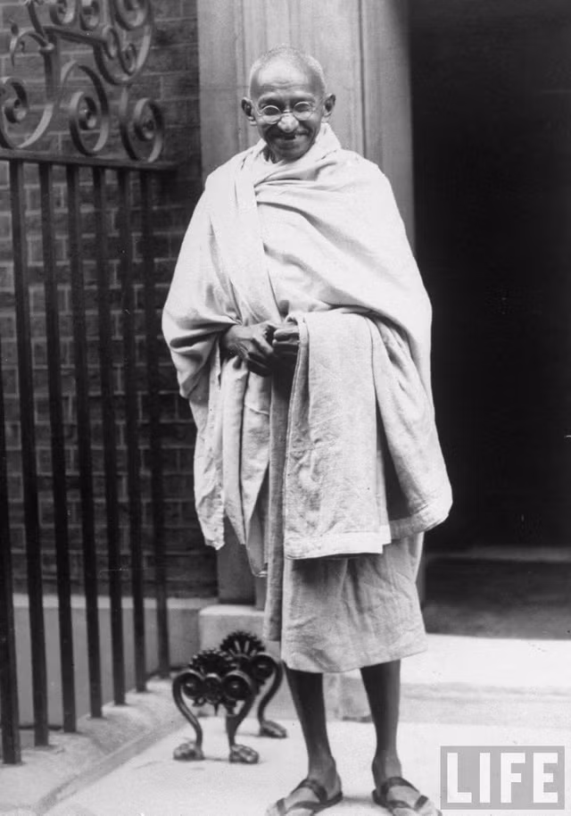 Nathuram Godse ôm lòng thù hận Mahatma Gandhi vì ông ủng hộ đoàn kết giữa những người Ấn Độ theo đạo Hindu và đạo Hồi. Do đó, Godse ra tay giết hại Mahatma Gandhi khiến dư luận Ấn Độ và thế giới rúng động.