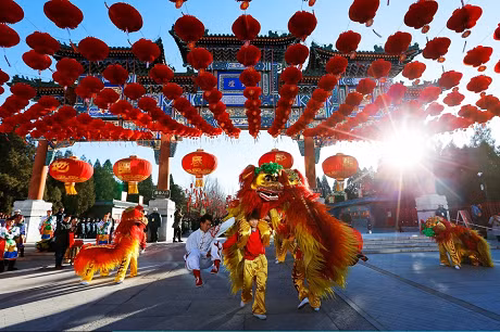Tại Hàn Quốc, Tết Nguyên đán hay còn gọi là Seollal, ngày xua đuổi linh hồn xấu xa, điều xui xẻo và chào đón điều tốt lành. Tết Seollal của người Hàn Quốc bắt đầu từ ngày 1/1 Âm lịch và thường kéo dài trong 3 ngày.