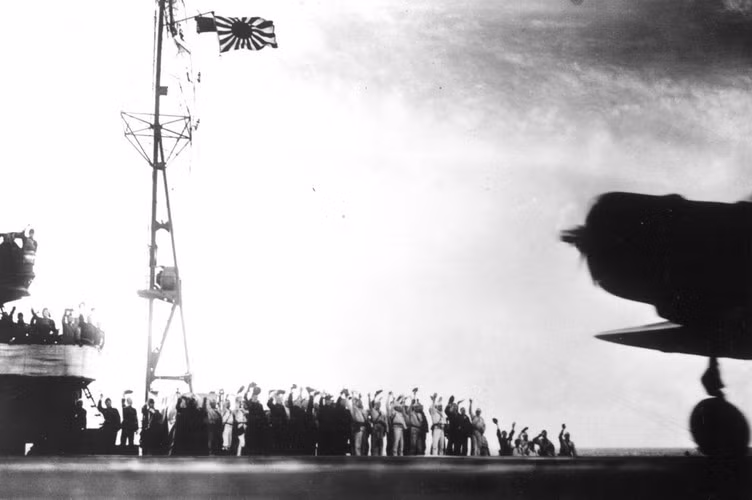 Elliott và người đồng nghiệp Joseph L. Lockard có nhiệm vụ điều khiển trạm từ 4h - 7h sáng. Vào ngày 7/12, họ nhận được lệnh đóng cửa trạm sớm lúc 6h54 sáng.