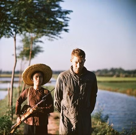 Thomas Bill Hardt chụp được khá nhiều bức ảnh về chiến tranh Việt Nam trong thời gian từ những năm 1960 - 1970. Trong ảnh là nữ chiến sĩ du kích Việt Nam áp giải một lính Mỹ được Hardt chụp tháng 7/1967.