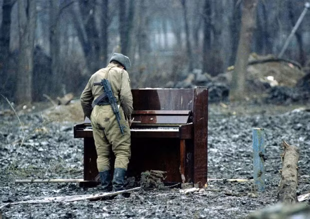 Binh lính Nga chơi một bản nhạc trên chiếc đàn piano bị bỏ hoang ở Chechnya năm 1994.