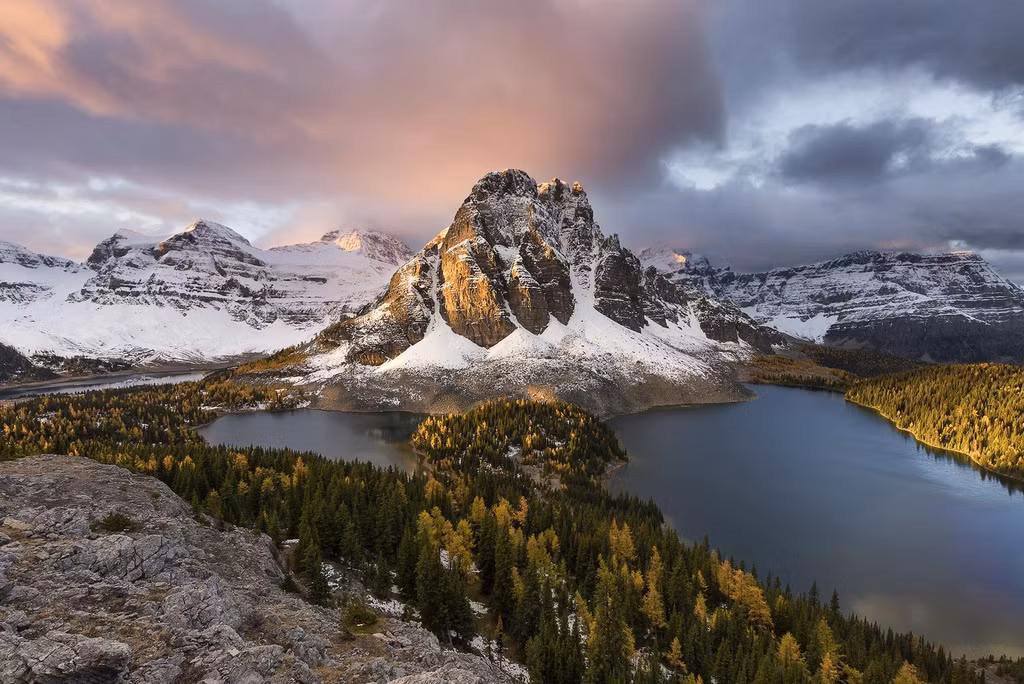Núi Assiniboine (Canada): Nằm ở biên giới British Columbia, Alberta, phía nam dãy Rocky, Assiniboine là một trong những ngọn núi đẹp nhất ở Canada. Đây cũng là một trong những điểm đến thu hút của Công viên núi Assiniboine. Ngọn núi cao 3.618 m này được gọi là "Matterhorn của dãy Rocky" vì hình dạng kim tự tháp giống với Matterhorn.