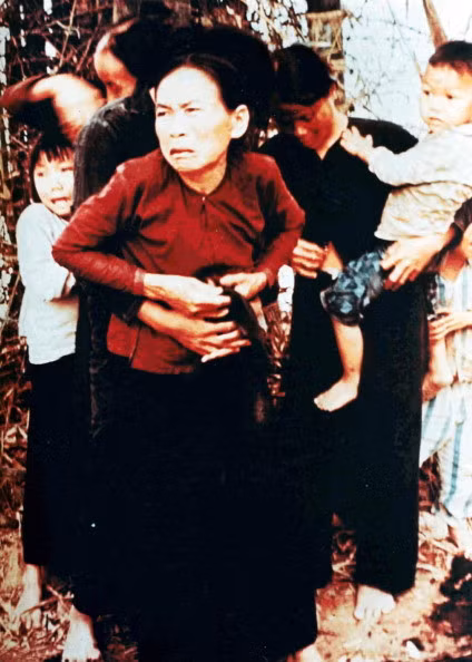 Nhiều phụ nữ, trẻ em ở thôn Mỹ Lai trở thành nạn nhân của vụ thảm sát đẫm máu do Mỹ thực hiện.