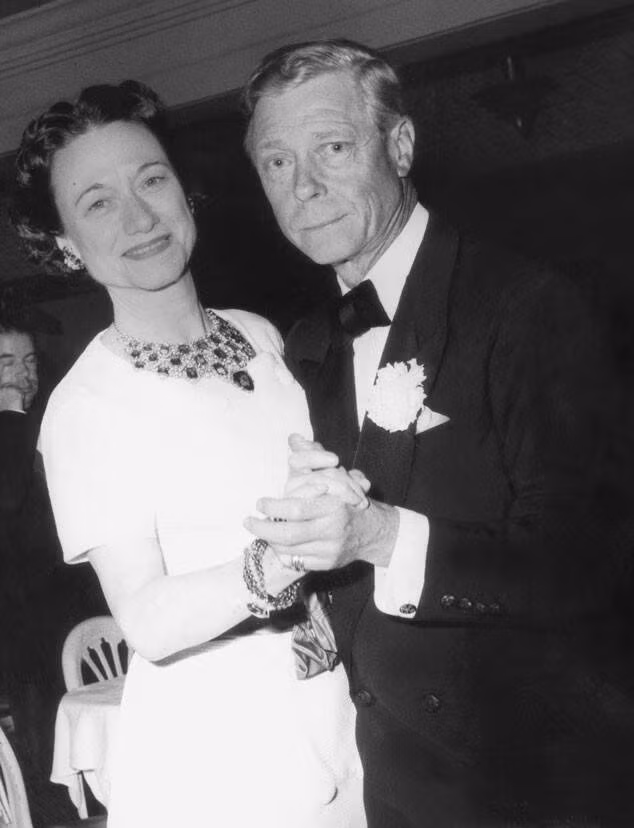 Vua Edward VIII và người tình chuyển đến Paris, Pháp sống sau khi ông thoái vị. Tại đây, hai người tổ chức đám cưới vào năm 1937. Sau khi thoái vị, ông Edward VIII được giữ tước vị Công tước xứ Windsor nhưng mối quan hệ với hoàng gia Anh trở nên căng thẳng trong nhiều năm tiếp theo.
