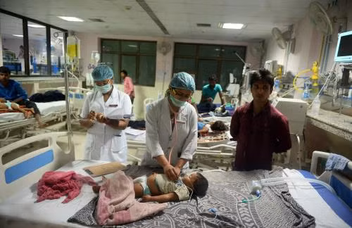 Theo báo Indian Express, bệnh viện Đại học y Baba Raghav Das đã không thanh toán khoản tiền nợ mua khí oxy lỏng của nhà cung cấp oxy Pushpa Sales. Vì vậy, Pushpa Sales đã dừng cung cấp oxy lỏng cho bệnh viện.