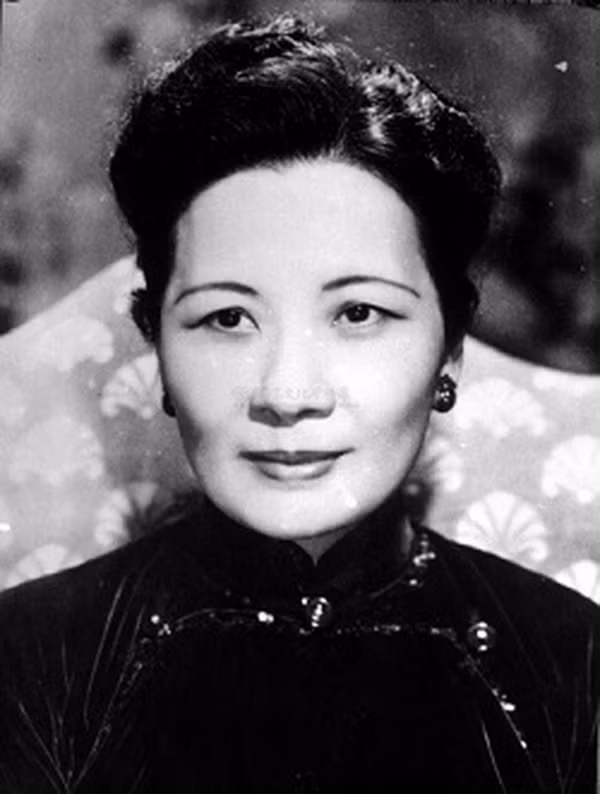 Về sau, Tống Mỹ Linh (trong ảnh) đáp chuyến bay tới Hawai để chuẩn bị sang New York thì đột ngột ngay trở về nước. Nguyên do là vì bà nhận được điện báo của chồng với nội dung "hãy dừng chân ở Hawaii, tạm thời không đi đến New York nữa".