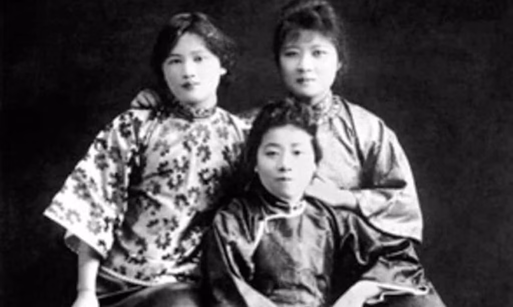 Tống Khánh Linh là phu nhân Tôn Trung Sơn trong khi Tống Mỹ Linh là phu nhân Tưởng Giới Thạch. Mối quan hệ của 2 chị em nhà họ Tống càng trở nên xa cách khi Tống Mỹ Linh chuyển đến Đài Loan sinh sống vào năm 1950. Kể từ đây, Tống Khánh Linh và Tống Mỹ Linh ít thư từ, gọi điện qua lại.